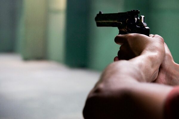 Família é feita refém durante roubo a rancho em Apucarana 1 gun gb68803b93 640 scaled
