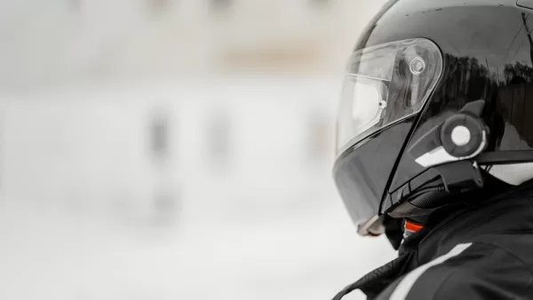 cerca motociclista casco