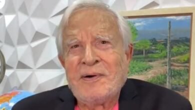 Cid Moreira viraliza ao mandar recado para avo de internauta