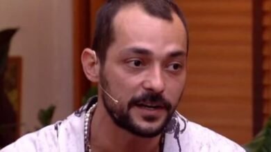 Eduardo Sterblitch choca ao mostrar tatuagem com rosto de ator