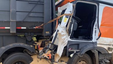 Motorista fica preso as ferragens durante acidente de duas carretas entre Apucarana e California