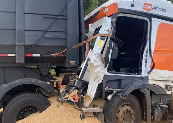 Motorista fica preso as ferragens durante acidente de duas carretas entre Apucarana e California