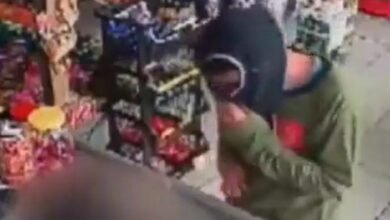 Homem realiza assalto a supermercado usando uma cueca na cabeca