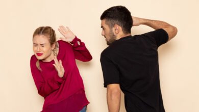 vista frontal mujer joven camisa roja sufre amenazas fisicas violencia espacio crema foto tela femenina violencia domestica