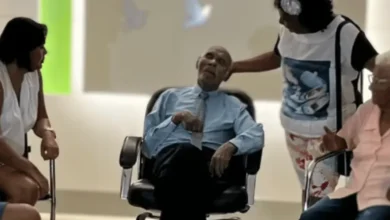 isoso e velado sentado em cadeira de pernas cruzadas 154838 800x450