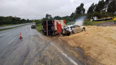 Carro bate em caminhão tombado e mulher de 52 anos morre na BR-376