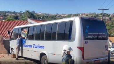 02 pessoas ficam feridas em colisão de micro-ônibus ao atingir casa em Apucarana