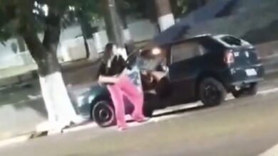 Público se diverte ao ver mulher quebrar carro do ex em Bom Sucesso