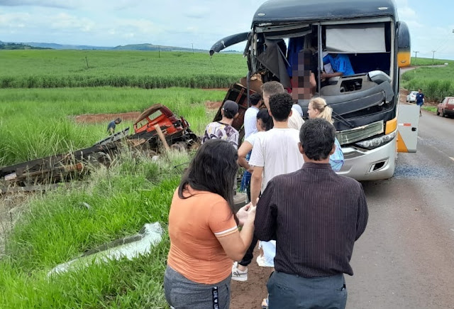 Acidente entre Ônibus e Caminhão na PRC-369 Deixa Feridos