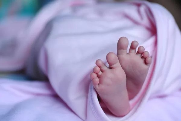 Bebê de 3 Meses Morre Após Suspeita de Engasgo com Leite Materno