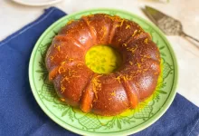 Aprenda a preparar um bolo de laranja cremoso com calda brilhante e sabor marcante, perfeito para servir em qualquer ocasião especial.