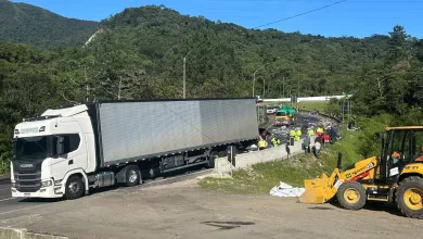 Caminhoneiro morre em grave engavetamento na BR-376; 14 pessoas ficam feridas
