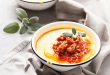 Polenta com ragu de frango