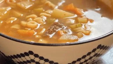 Sopa de carne, legumes e macarrão.