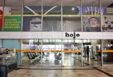 Longa de André Novais vence o Festival de Brasília de Cinema 7 Fachada do Cine Brasília com iluminação noturna durante o festival.