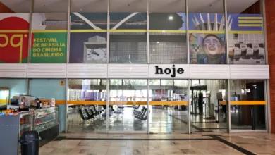 Fachada do Cine Brasília com iluminação noturna durante o festival.