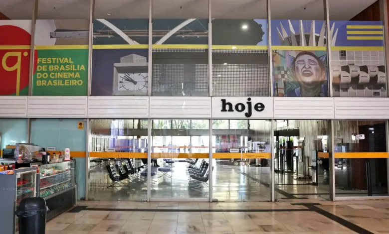 Fachada do Cine Brasília com iluminação noturna durante o festival.