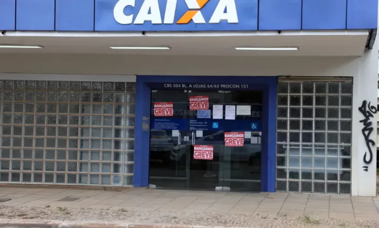 Fachada de agência da Caixa Econômica Federal.