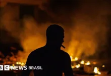 Morador na varanda durante apagão em Cuba