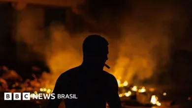 Morador na varanda durante apagão em Cuba
