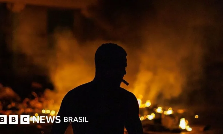 Morador na varanda durante apagão em Cuba