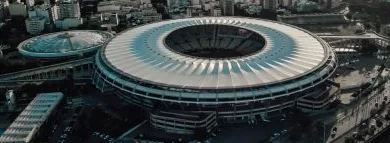 Vista do gramado e arquibancadas do estádio do Maracanã