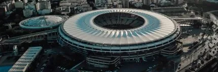 Vista do gramado e arquibancadas do estádio do Maracanã
