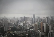 Temporal com nuvens carregadas e chuva forte