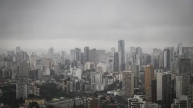 Quatro estados entram em alerta vermelho de tempestade nesta quinta-feira 3 Temporal com nuvens carregadas e chuva forte