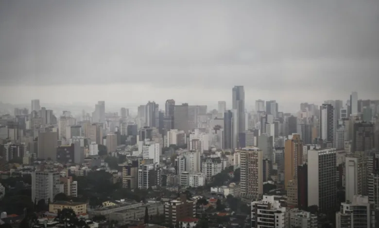Temporal com nuvens carregadas e chuva forte