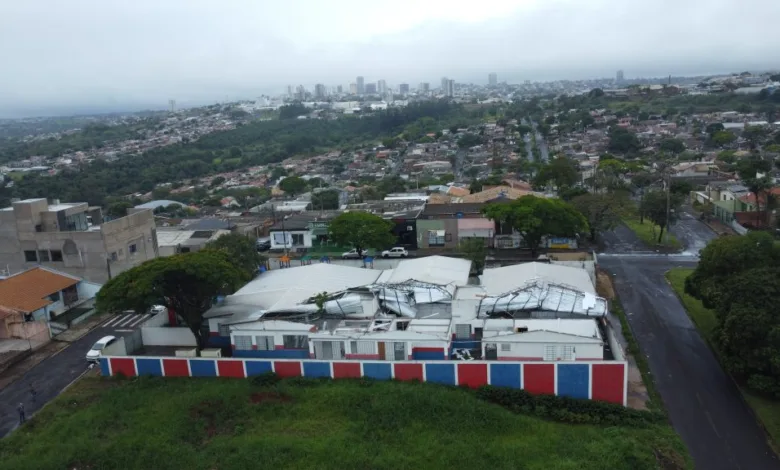 Fachada de escola municipal em Apucarana após tempestade