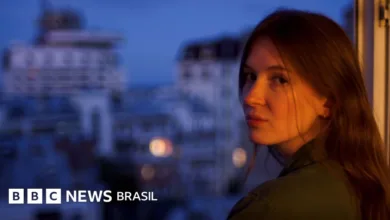 Cidadãos em Kiev lidam com os impactos de ataques aéreos