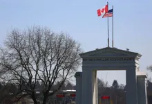 Linha divisória no chão da loja Half-Way House entre EUA e Canadá