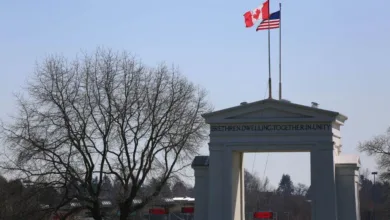 Linha divisória no chão da loja Half-Way House entre EUA e Canadá
