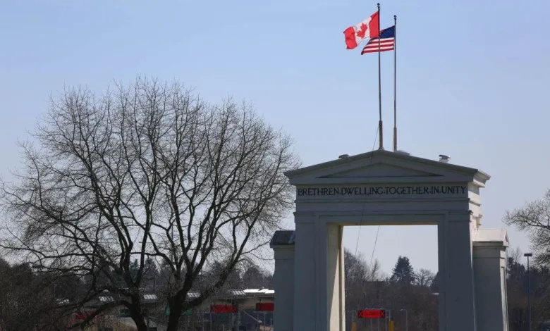 Linha divisória no chão da loja Half-Way House entre EUA e Canadá