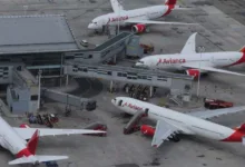 Motores de aeronave em manutenção