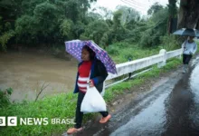 Temporal no Rio Grande do Sul deixa mortos e agora ameaça Estado com enchentes 3 Famílias guarani caminham sob chuva no Rio Grande do Sul em imagem de arquivo.
