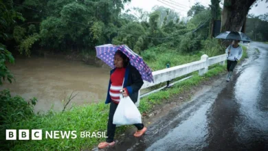 Temporal no Rio Grande do Sul deixa mortos e agora ameaça Estado com enchentes 29 Famílias guarani caminham sob chuva no Rio Grande do Sul em imagem de arquivo.
