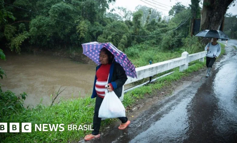 Famílias guarani caminham sob chuva no Rio Grande do Sul em imagem de arquivo.