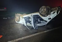 Veículo capotado em rodovia