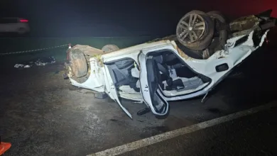 Motorista morre e dois passageiros ficam feridos em capotamento na BR-376 em Maringá 2 Veículo capotado em rodovia