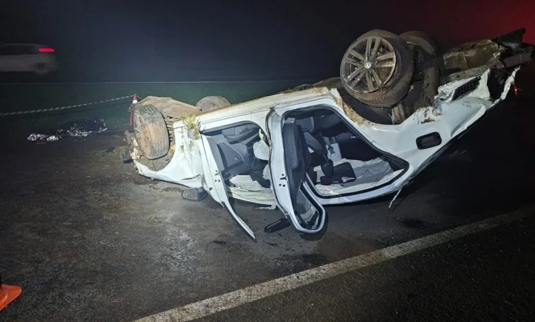 Veículo capotado em rodovia
