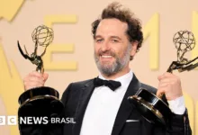 Matthew Rhys com seus troféus do Emmy