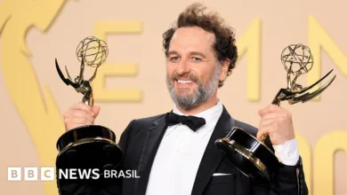 Matthew Rhys com seus troféus do Emmy