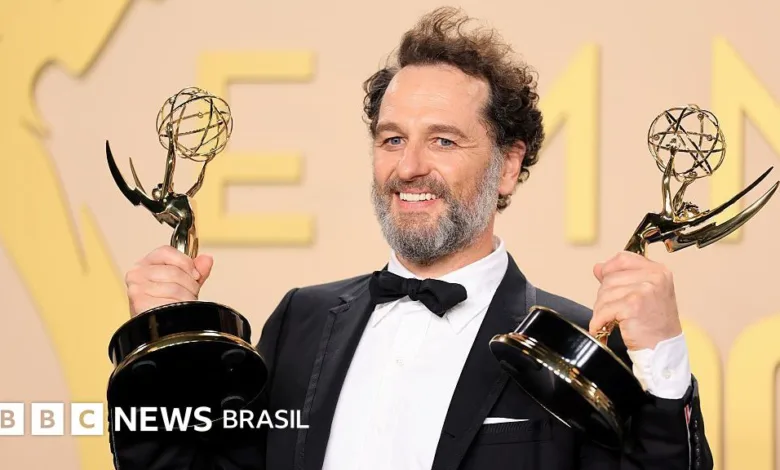 Matthew Rhys com seus troféus do Emmy