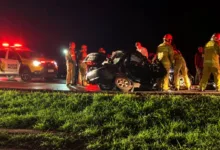 Motorista fica preso às ferragens em grave acidente na BR-376 em Apucarana 6 Veículo destruído após acidente de trânsito na rodovia
