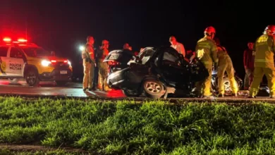 Motorista fica preso às ferragens em grave acidente na BR-376 em Apucarana 5 Veículo destruído após acidente de trânsito na rodovia