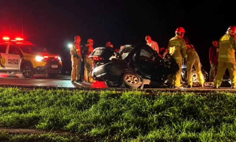 Veículo destruído após acidente de trânsito na rodovia