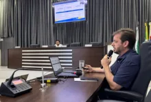 Plenário da Câmara de Vereadores durante prestação de contas da Saúde em Apucarana