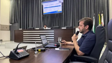 Plenário da Câmara de Vereadores durante prestação de contas da Saúde em Apucarana